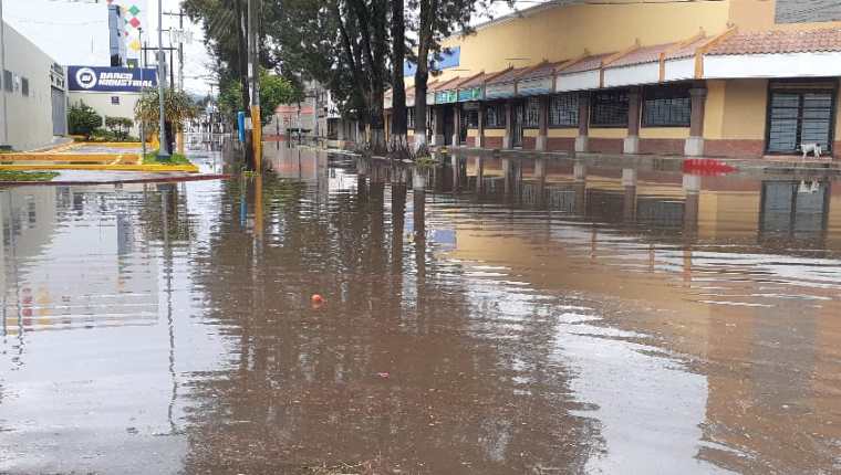 Las calles se inundaron en Xela por las fuertes lluvias de este domingo (Foto Prensa Libre: Conred)