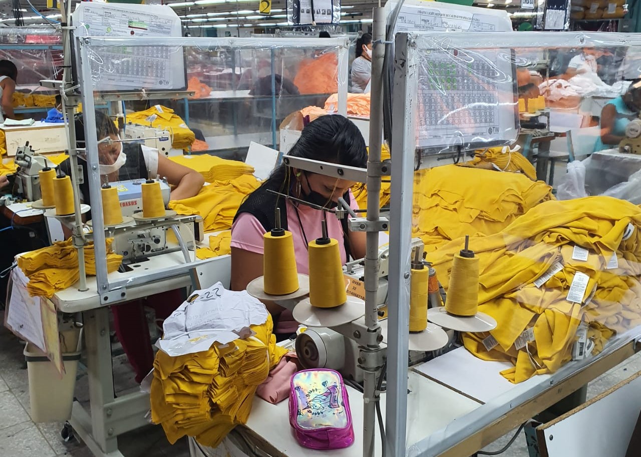 Mascarillas, distanciamiento, incluso uso de separadores son algunas de las medidas que se deberían de implementar en las maquilas. (Foto Prensa Libre: Hemeroteca PL)