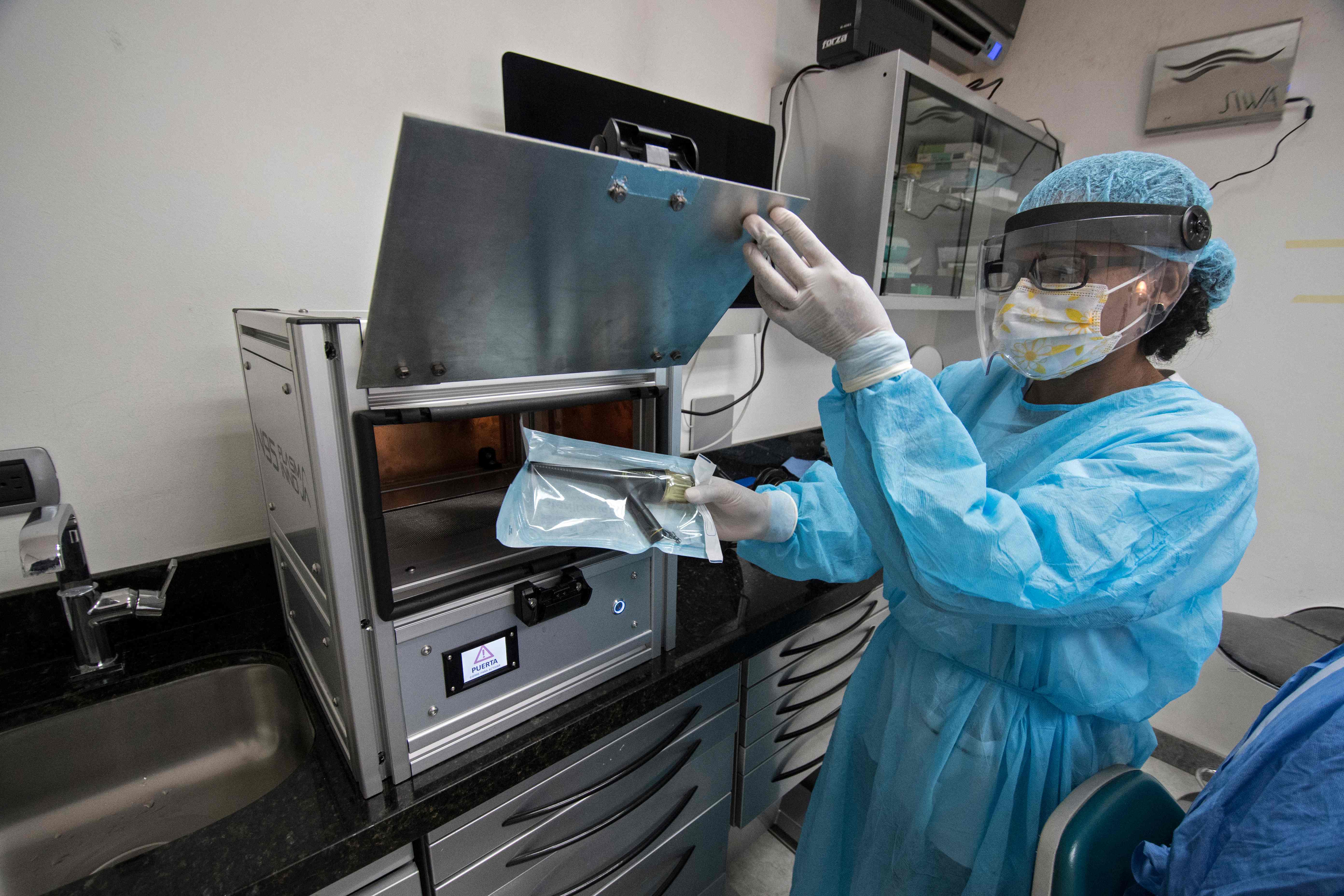 Costa Rica ha desarrollado y está probando para su aprobación un dispositivo único para desinfectar máscaras desechables para hacer frente a la escasez de equipos de protección contra el nuevo coronavirus. También puede desinfectar cualquier otro objeto. (Foto Prensa Libre: AFP)