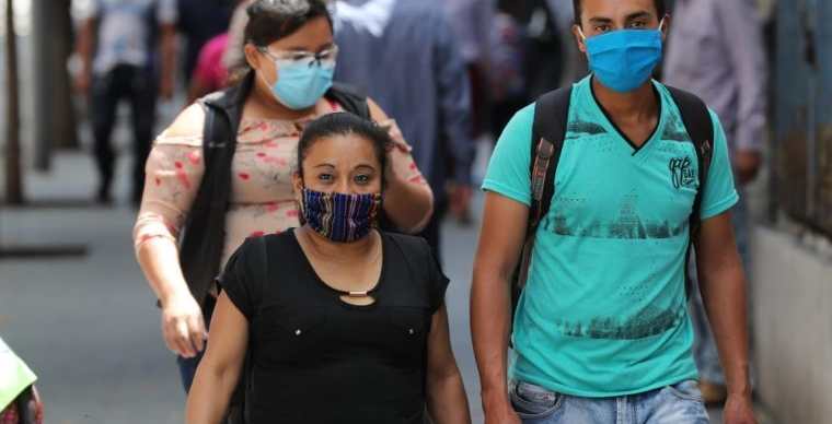 En Guatemala se mantiene el uso de la mascarillas para prevenir contagios de coronavirus. (Foto Prensa Libre: Hemeroteca PL).