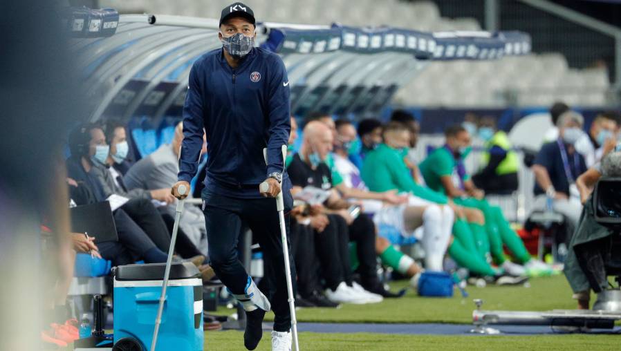 Kylian Mbappé sufrió un esguince de tobillo. (Foto Prensa Libre: AFP)