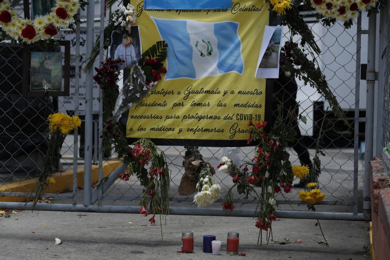 En el hospital temporal del Parque de la Industria fueron colocadas coronas y flores en memoria del Dr. Óscar Hernández Alonzo, quien murió a causa del coronavirus. (Foto Prensa Libre: Esbin García)