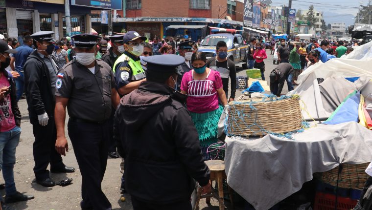 Con el relajamiento de las medidas miles se han volcado a los mercados municipales y cantonales. (Foto Prensa Libre: Hemeroteca PL)