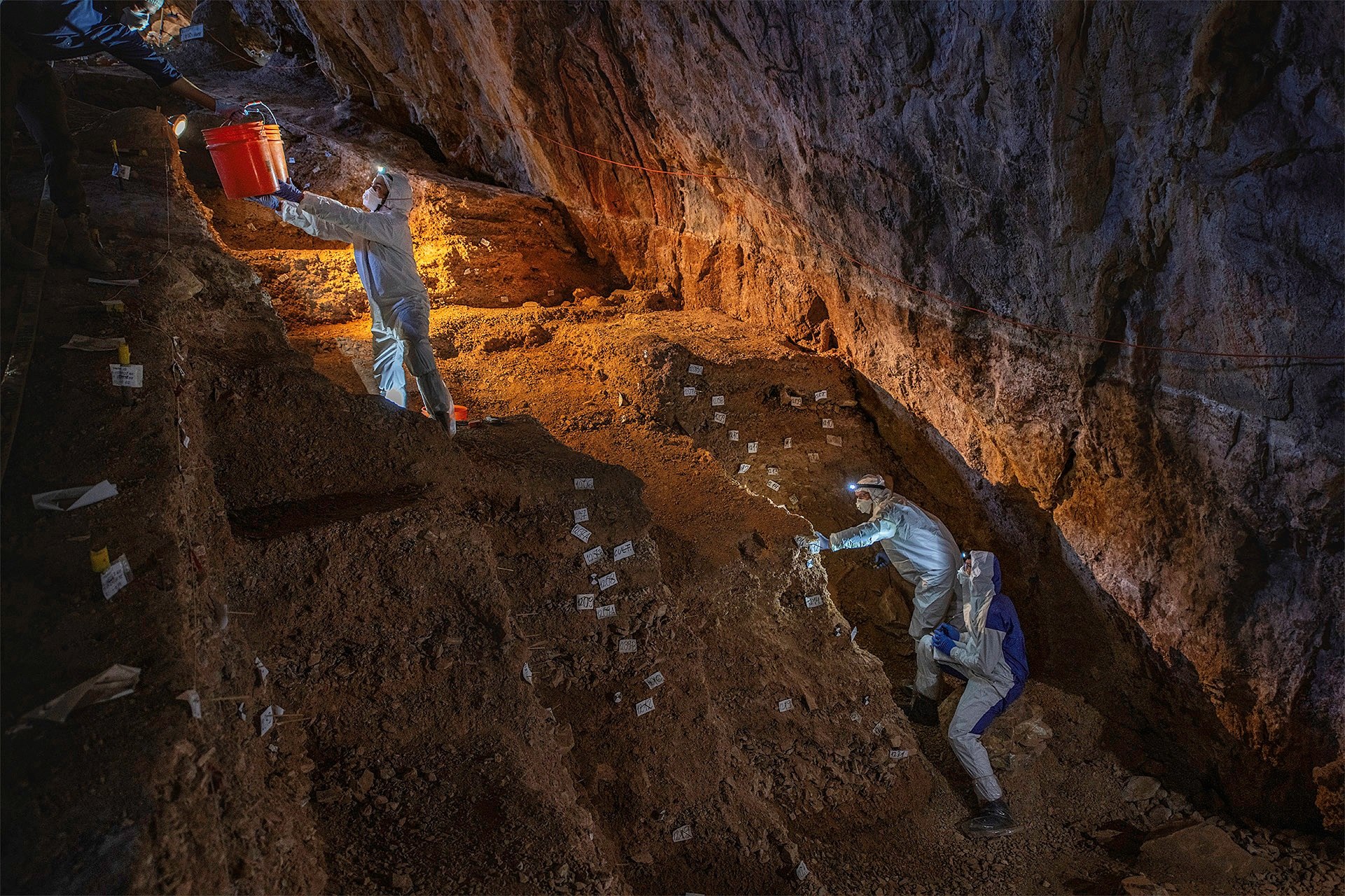 Fotografía cortesía de la Revista Nature, que muestra a expertos investigando la cueva del Chiquihuite en el estado de Zacatecas, México. (Foto Prensa Libre: EFE)