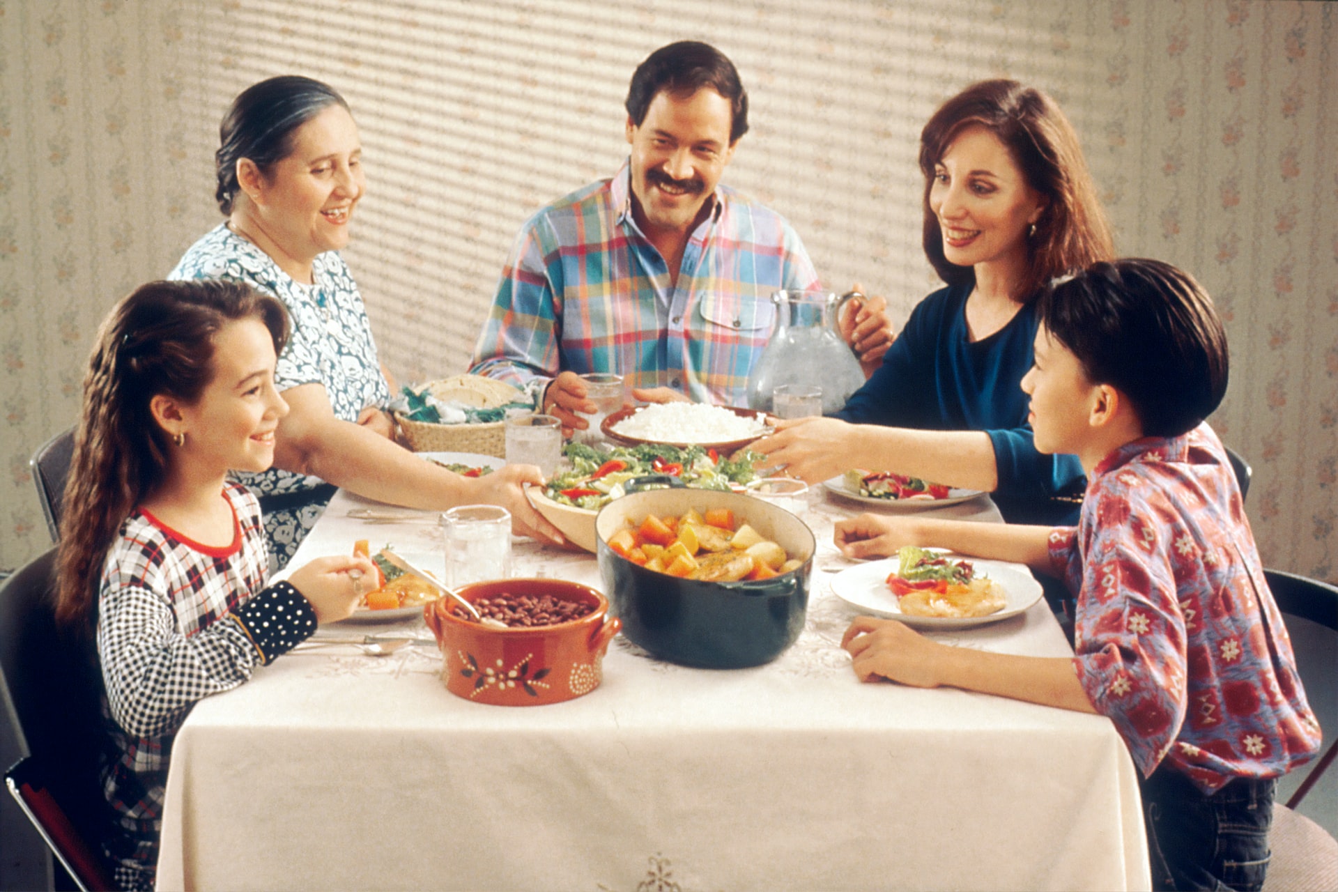 Los momentos alrededor de la mesa, como los tiempos de comida, son ideales para conversar y generar interacción con la familia. (Foto Prensa Libre:  National Cancer Institute en Unsplash).