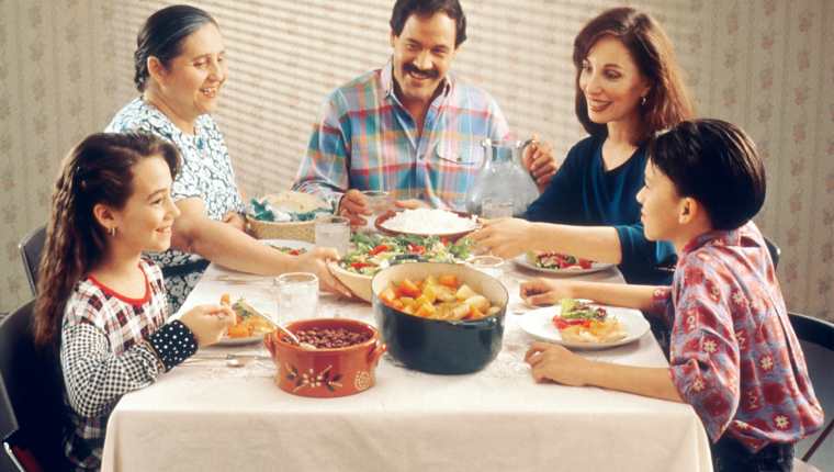 Los momentos alrededor de la mesa, como los tiempos de comida, son ideales para conversar y generar interacción con la familia. (Foto Prensa Libre:  National Cancer Institute en Unsplash).