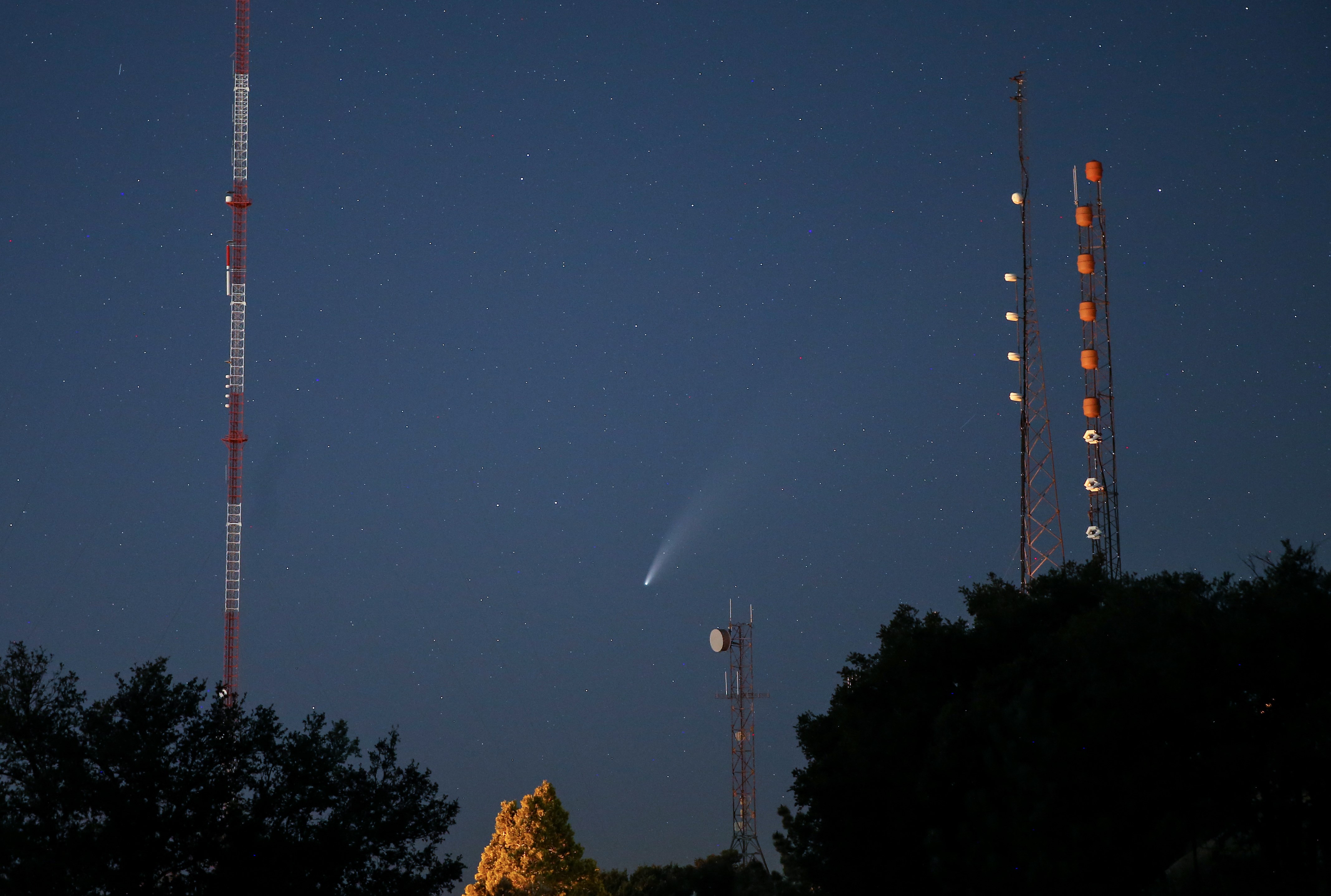 El Cometa Neowise por su paso en Pasadena, California.(Foto Prensa Libre: Mario Tama/Getty Images/AFP)
