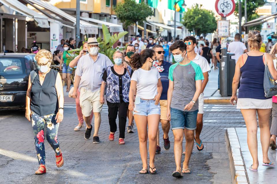 Gente paseando por la calle Ancha de Punta Umbría (Huelva) el 3 de julio de 2020.
Shutterstock / Agsaz