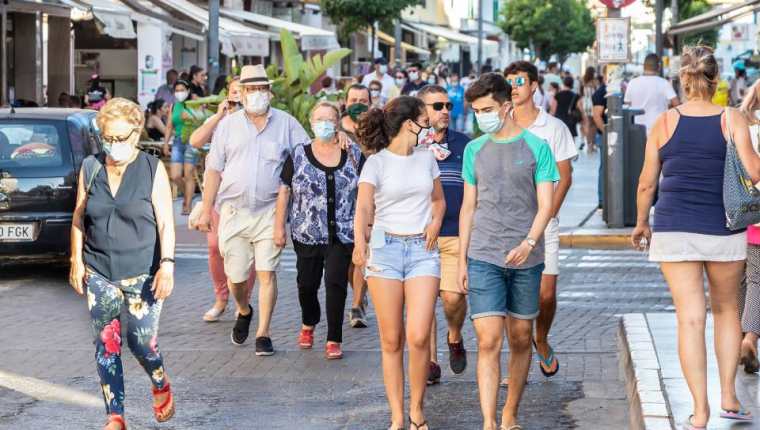 Gente paseando por la calle Ancha de Punta Umbría (Huelva) el 3 de julio de 2020.
Shutterstock / Agsaz