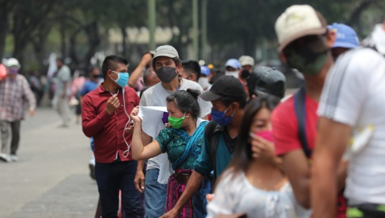 Miles de personas se han quedado sin empleo y a otros se les han suspendido temporalmente los contratos. (Foto, Prensa Libre: Hemeroteca PL).