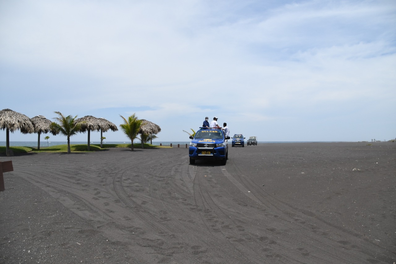 El Gobierno aún mantiene la restricción de paseos en las playas. (Foto Prensa Libre: Carlos Paredes)