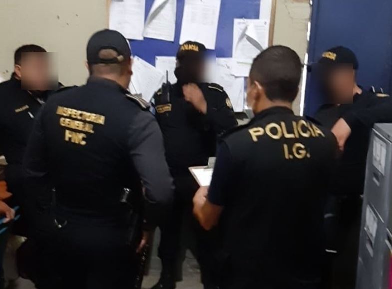 Elementos de la Inspectoría General de la PNC participaron en la detención de los agentes. (Foto Prensa Libre: MP)
