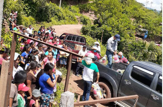 Entrega de víveres en comunidades remotas por parte de la pastoral de la parroquia Santiago Esquipulas. (Foto Prensa Libre: Cortesía)