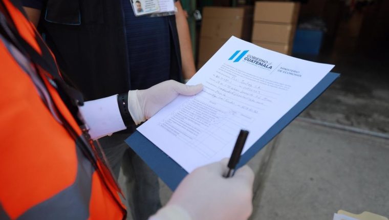Las empresas deben de tramitar un nuevo permiso para el transporte de trabajadores durante la pandemia por el coronavirus. (Foto Prensa Libre: Hemeroteca PL)