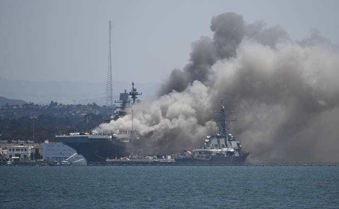 Explosión causa incendio en un buque de la Marina de EE. UU.