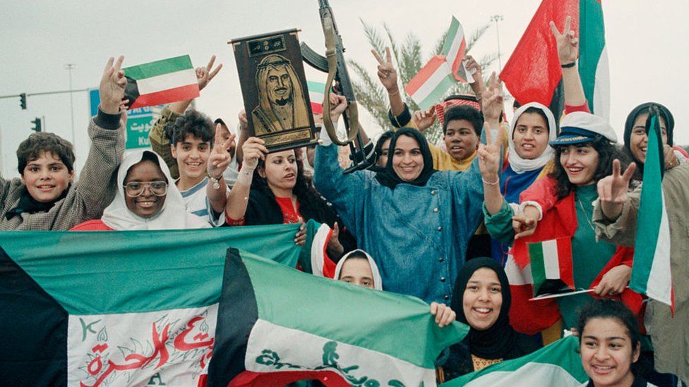 Jóvenes celebrando la liberación de Kuwait en 1991. (Foto Prensa Libre: Getty Images)