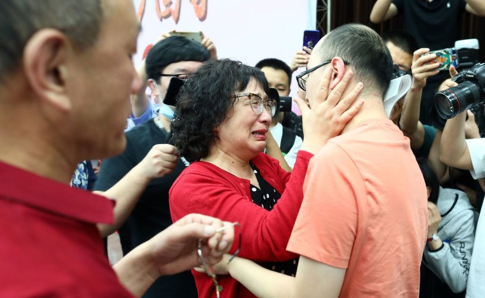 Li Jingzhi y su hijo se abrazan por primera vez en 32 años. (Foto Prensa Libre: Getty Images)