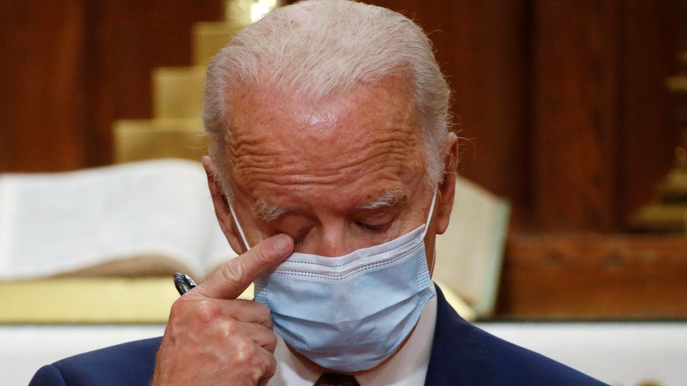 Joe Biden se emocionó al recordar a su hijo Beau en una ceremonia religiosa el pasado junio. (Foto Prensa Libre: Reuters)