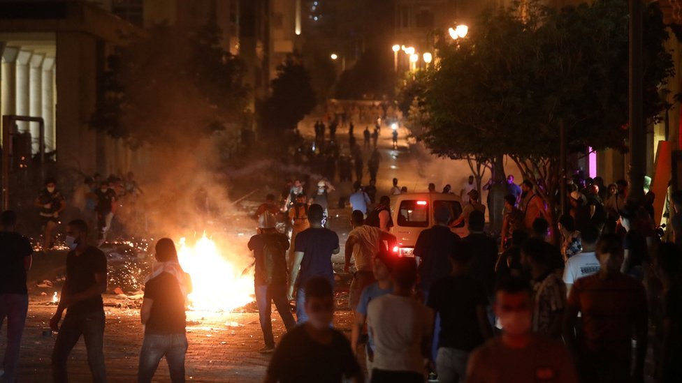 Decenas de personas protestaron frente al Parlamento de Líbano en la noche de este jueves. 
(Foto Prensa Libre: Reuters)