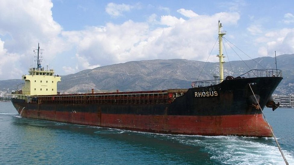 En 2013, un barco con bandera de Moldavia que transportaba nitrato de amonio llegó al puerto de Beirut. (Foto Prensa Libre: EPA/Tony Vrailas)