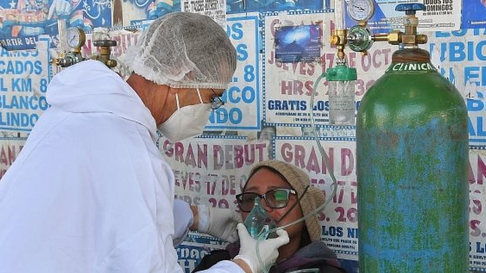 Diferentes centros de salud en Bolivia reportan que se les acaba el oxígeno. (Foto Prensa Libre: EPA)