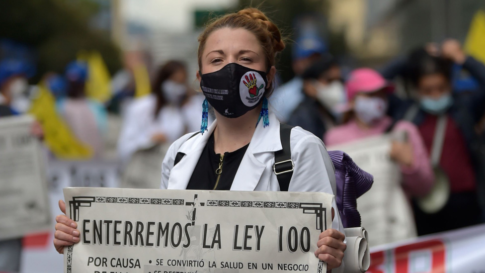 Las protestas contra la Ley 100, pilar del sistema de salud colombiano, han vuelto con la pandemia. (Foto Prensa Libre: AFP)