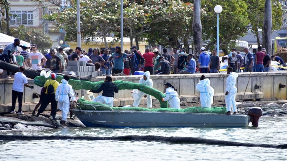 Voluntarios trabajan para contener el derrame en Mauricio. (Foto Prensa Libre: Reuters)