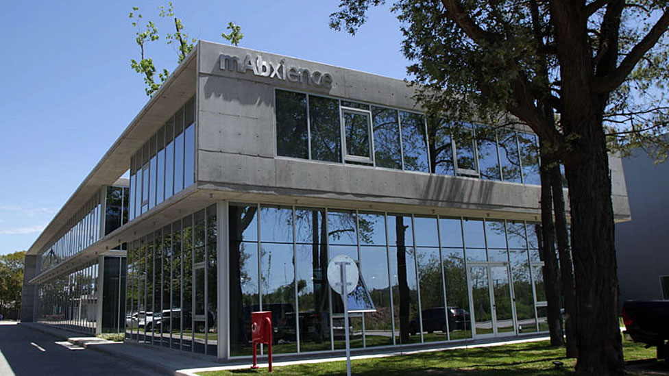 mAbxience producirá hasta 250 millones de dosis de la vacuna de Oxford en esta planta que inauguró en febrero pasado en la provincia de Buenos Aires. (Foto Prensa Libre: Grupo Insud)