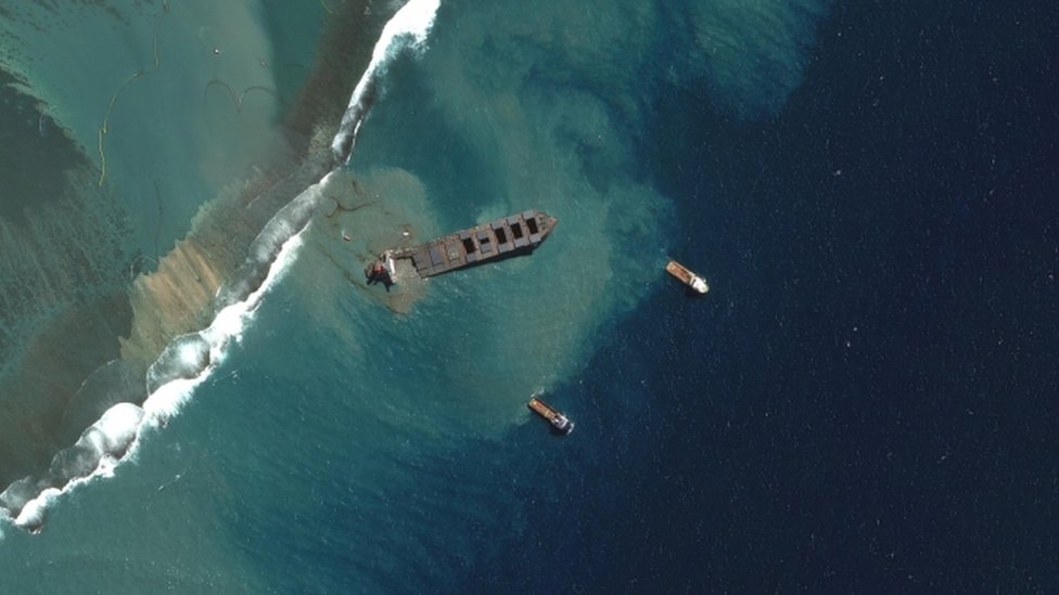 Imágenes satelitales muestran el momento en que el MV Wakashio comenzó a partirse el sábado. (Foto Prensa Libre: Reuters)