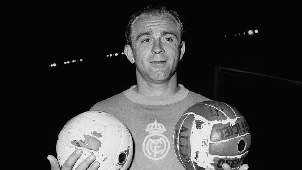 Alfredo Di Stéfano, uno de los mejores futbolistas de la historia, en una foto de 1956.