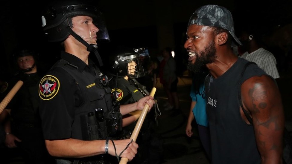 Habitantes de Kenosha llevaron a cabo una protesta contra la policía el domingo por la noche. (Foto Prensa Libre: Reuters)