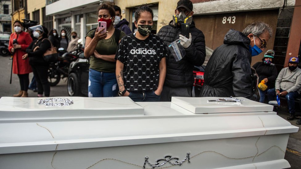 Los familiares de las víctimas de la tragedia estuvieron este lunes esperando los cuerpos de los fallecidos en la morgue de Lima. (Foto Prensa Libre: Getty Images)