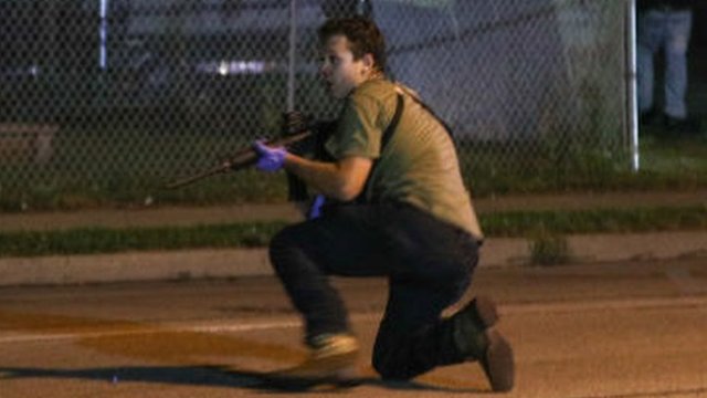 Imagen de un joven armado en las calles de Kenosha, Wisconsin, que los medios han identificado como Kyle Rittenhouse. (Foto Prensa Libre: Getty Images)