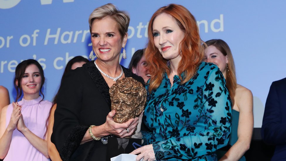 Kerry Kennedy le entregó el premio a JK Rowling en diciembre del año pasado. FOTO: Getty Images