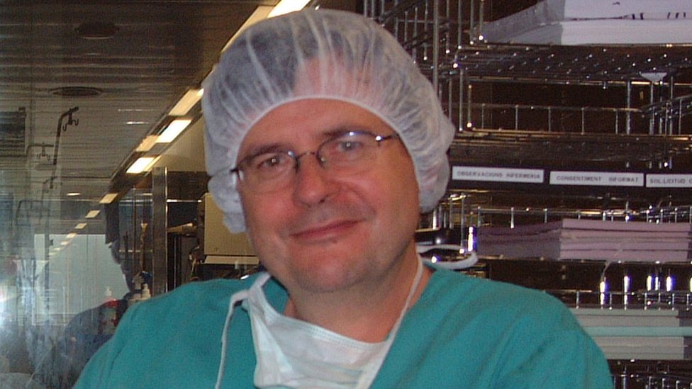 El médico Sitges-Serra es autor del libro Si puede, no vaya al médico. (Foto Prensa Libre: BBC)