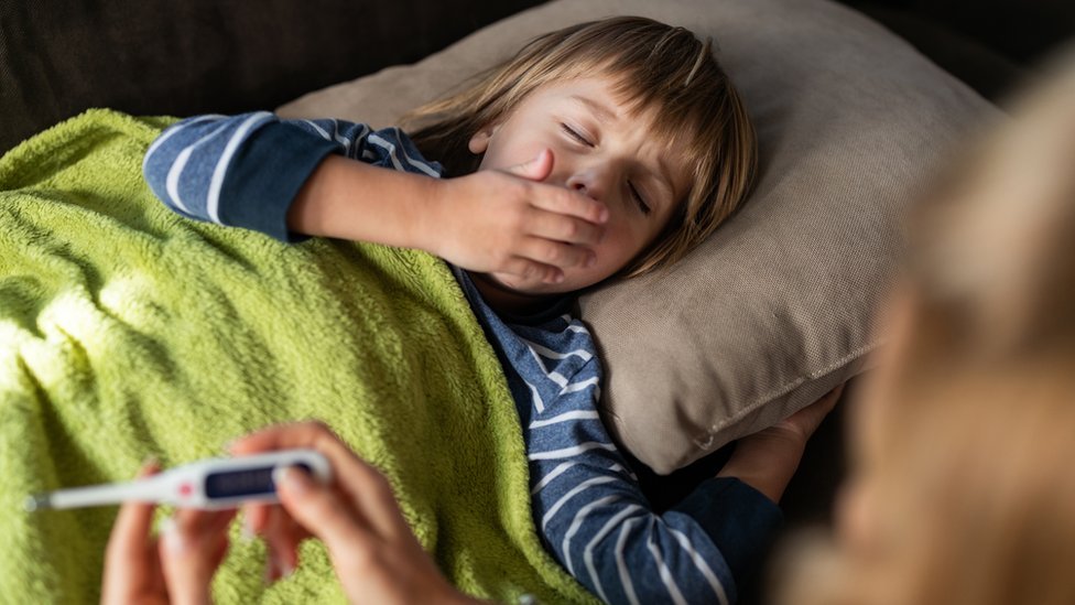 La mayoría de los niños contagiados con covid-19 padecen síntomas leves o son asintomáticos. (Foto Prensa Libre: Getty Images)