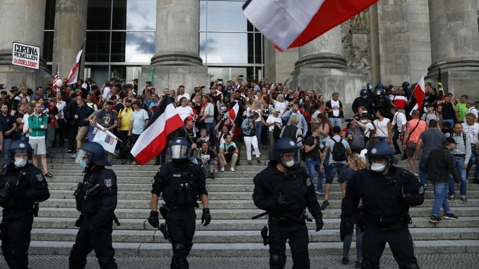 Algunos manifestantes intentaron asaltar el Parlamento antes de ser dispersados por la policía. (Foto Prensa Libre: Reuters)