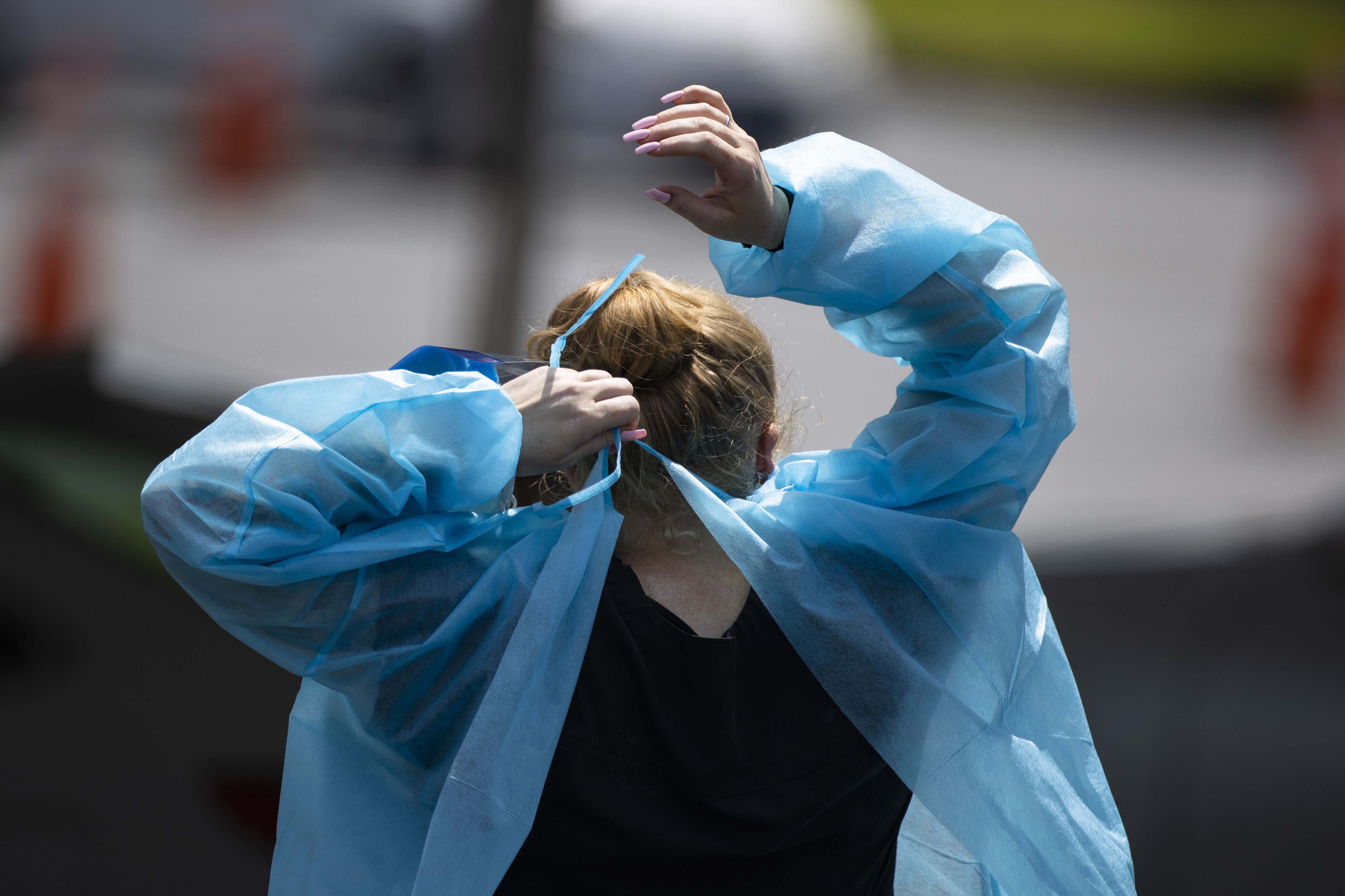 Un estudio muestra que los pacientes de covid infectan a más de la mitad de los integrantes del hogar. (Foto Prensa Libre: AFP)
