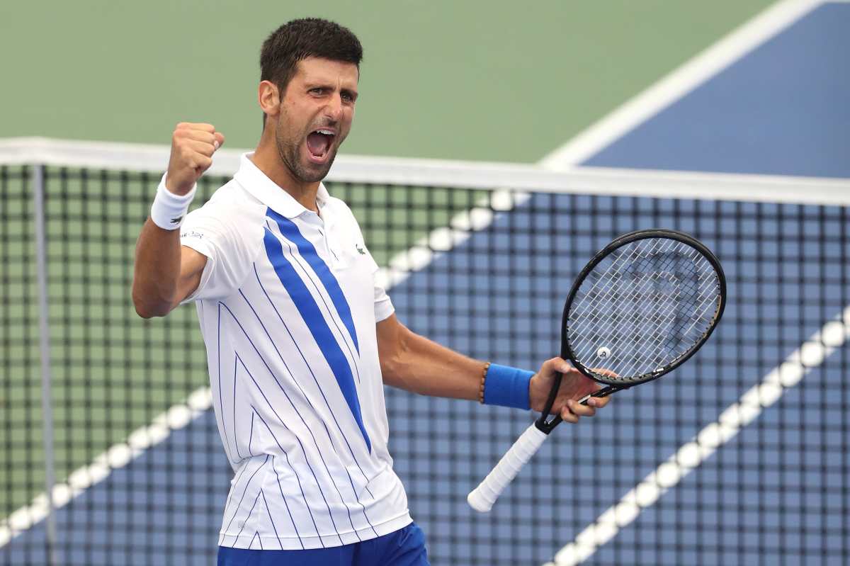 Novak Djokovic festeja después de de vencer en la final a  Milos Raonic. (Foto Prensa Libre: AFP). 