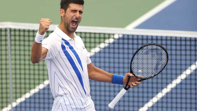 Novak Djokovic festeja después de de vencer en la final a  Milos Raonic. (Foto Prensa Libre: AFP). 