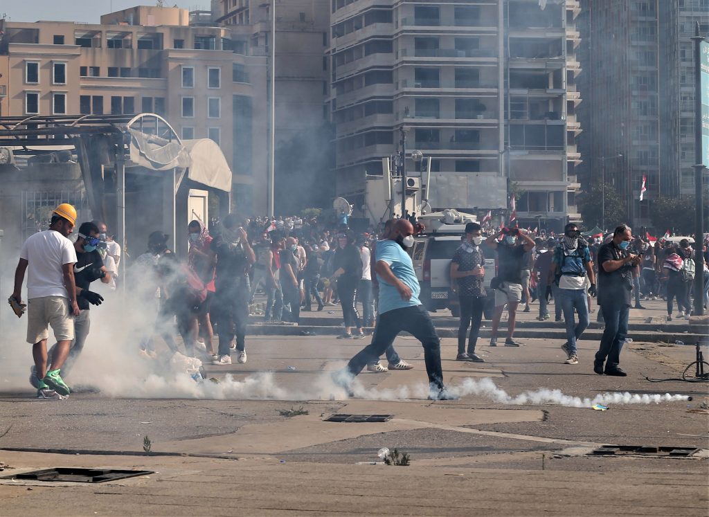 Manifestantes se enfrentan a autoridades este sábado en Beirut, República Libanesa. (Foto Prensa Libre: EFE)