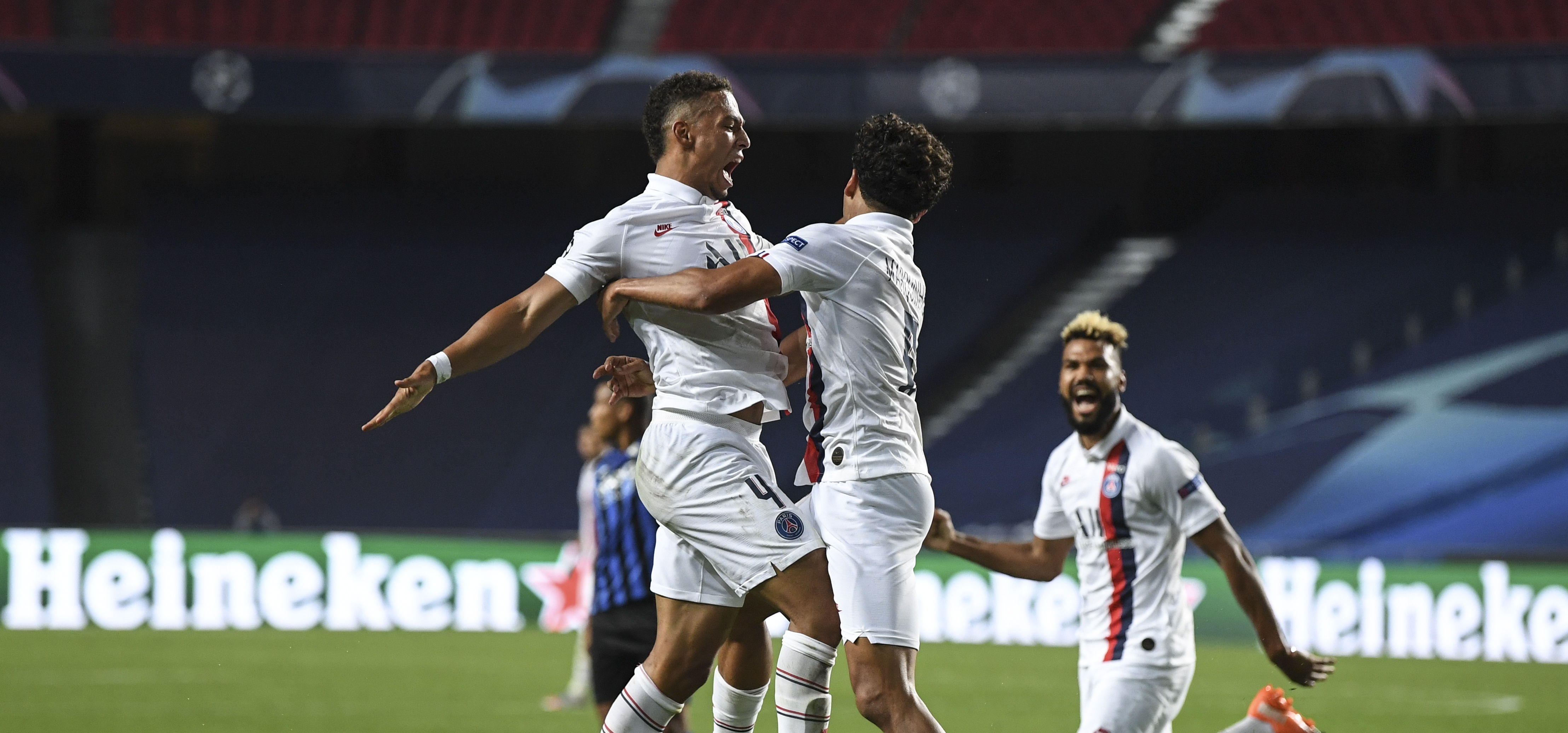 Marquinhos celebra con sus compañeros, en la remontada del PSG. (Foto Prensa Libre: EFE)