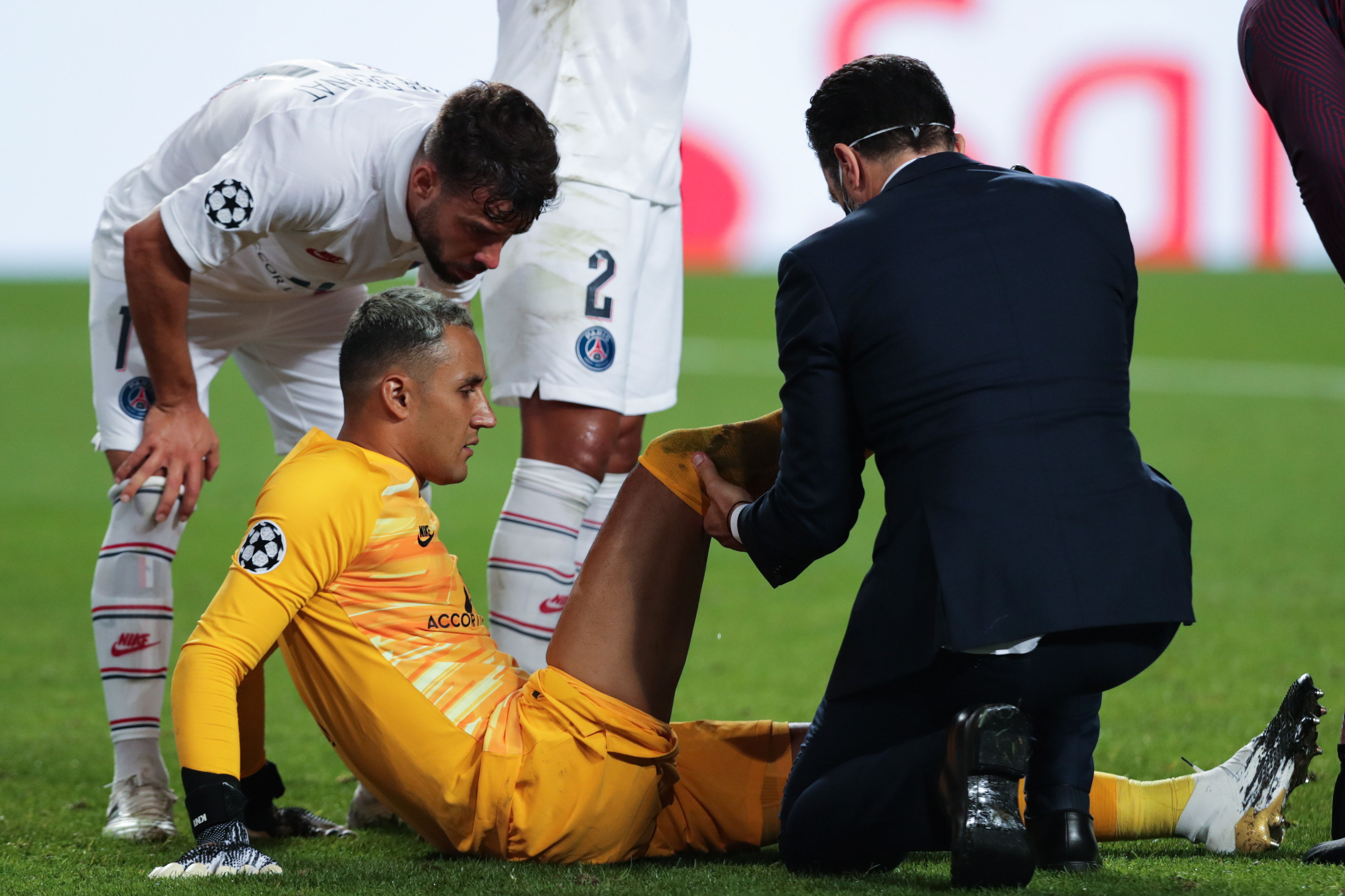 El portero del Paris Saint-Germain Keylor Navas sufrió una lesión durante el partido de cuartos de final de la UEFA Champions League Atalanta vs Paris Saint-Germain. (Foto Prensa Libre: EFE)