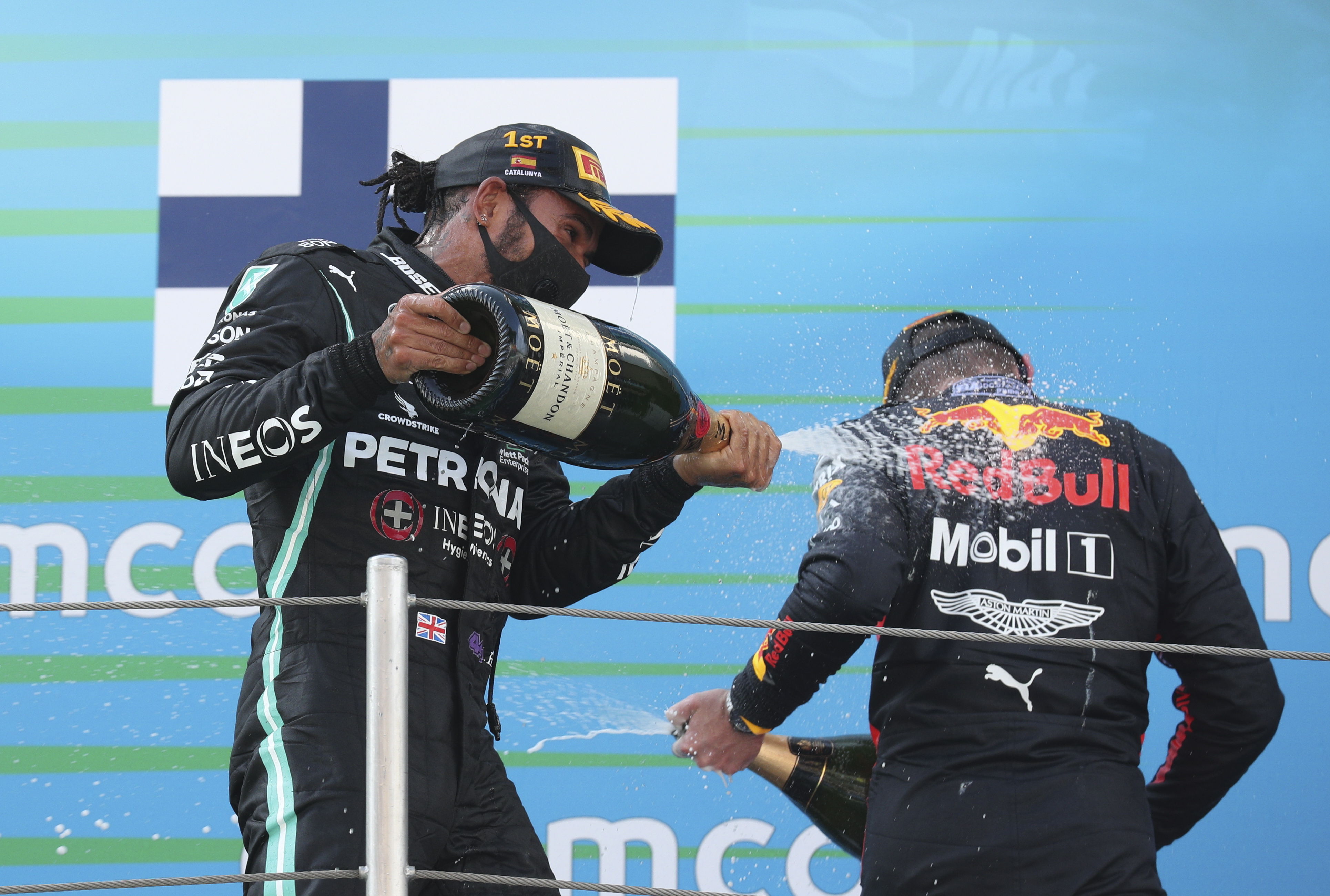 Lewis Hamilton, de  Mercedes, celebra en el podio después de ganar el Gran Premio de Barcelona. (Foto Prensa Libre: EFE).