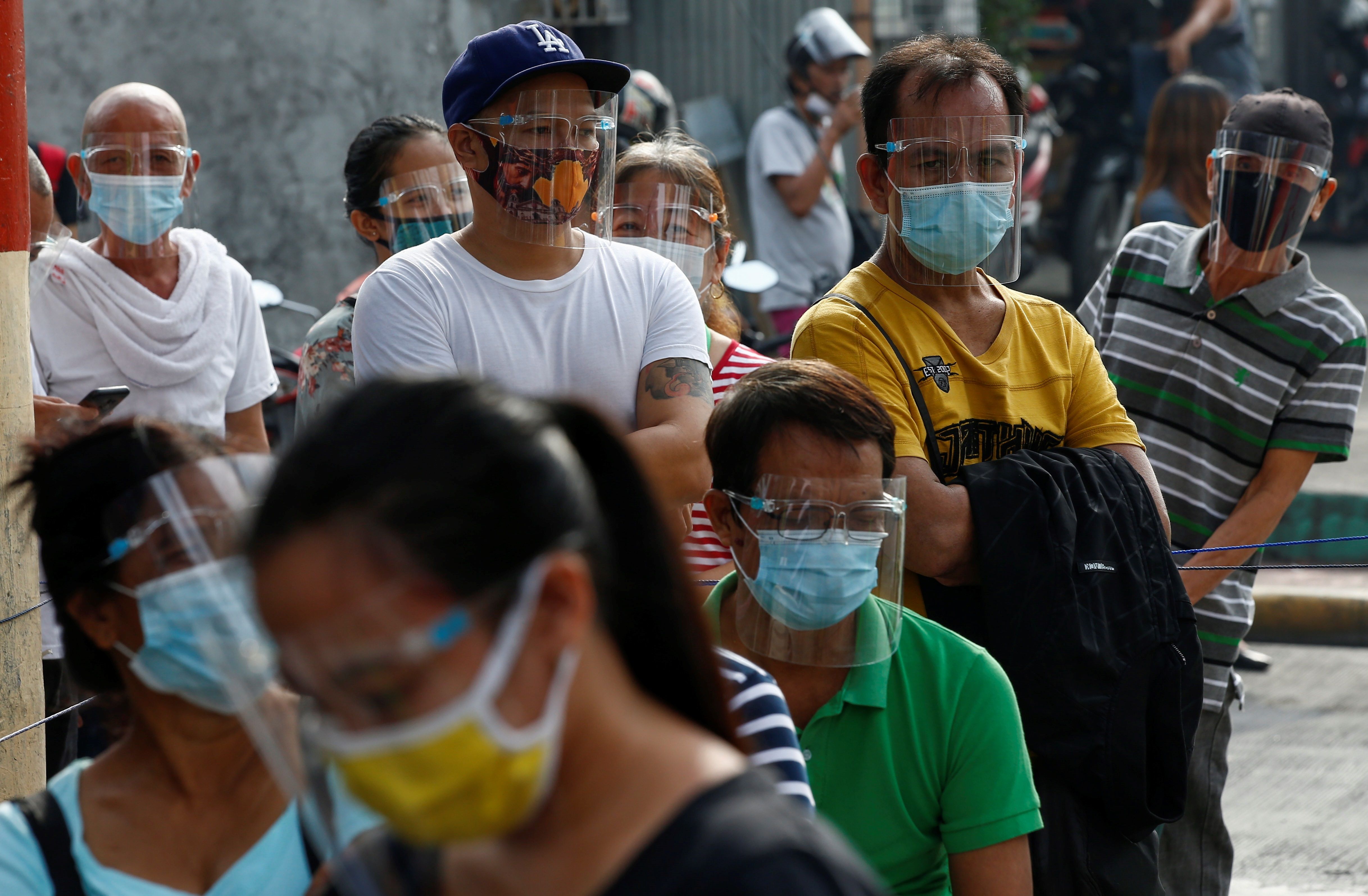 Muchos países del mundo han implementado el uso de la mascarilla para frenar los contagios de coronavirus. (Foto Prensa Libre: EFE)