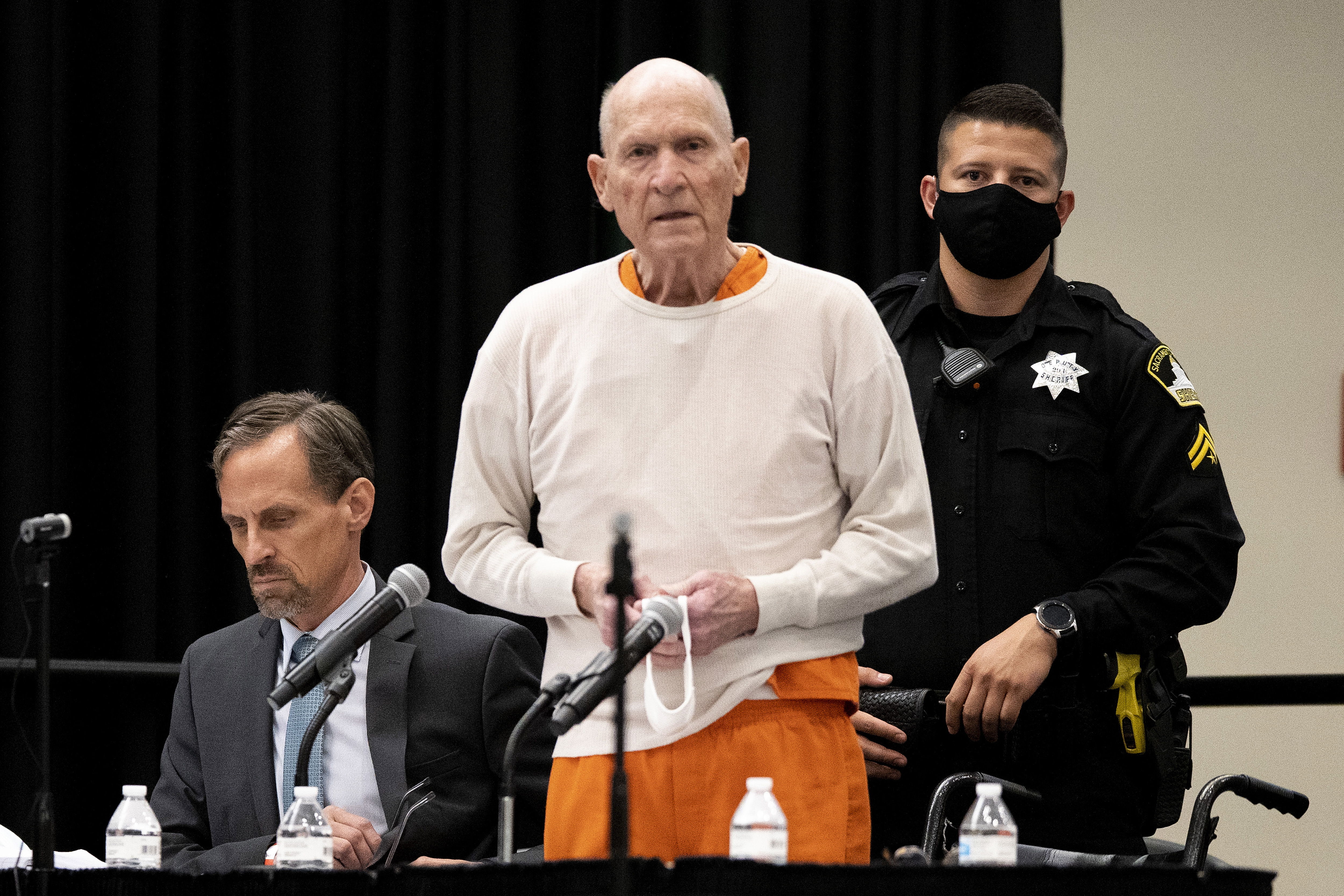 Joseph DeAngelo comparece en la sala de audiencias para escuchar la sentencia en su contra. (Foto Prensa Libre: EFE)