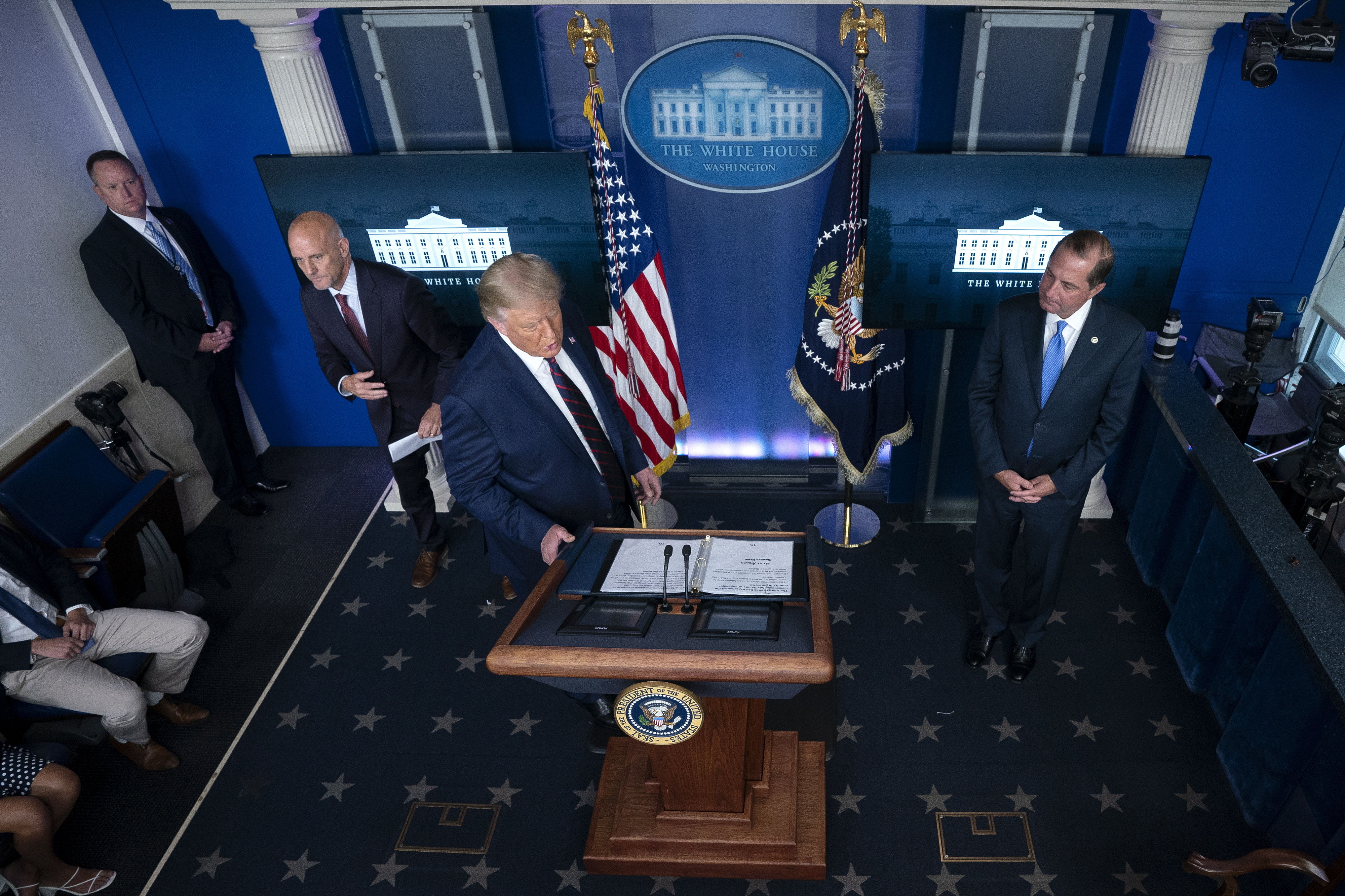 Donald J. Trump, presidente de Estados Unidos, se dirige al podio para hablar con los medios. (Foto Prensa Libre: EFE)