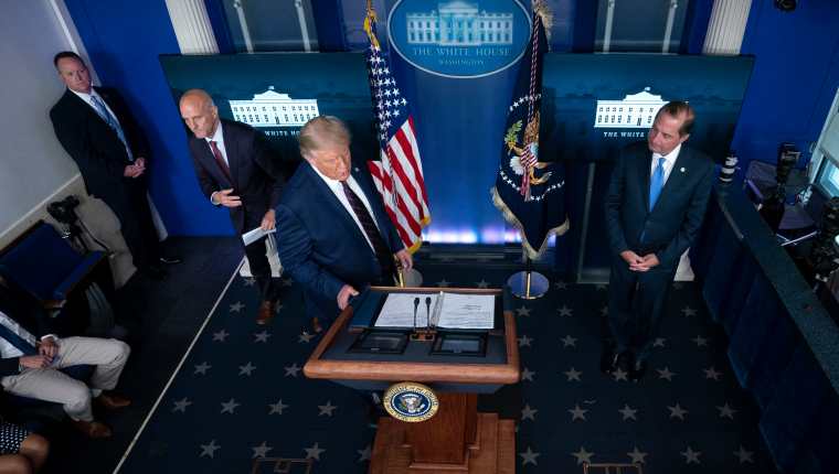 Donald J. Trump, presidente de Estados Unidos, se dirige al podio para hablar con los medios. (Foto Prensa Libre: EFE)