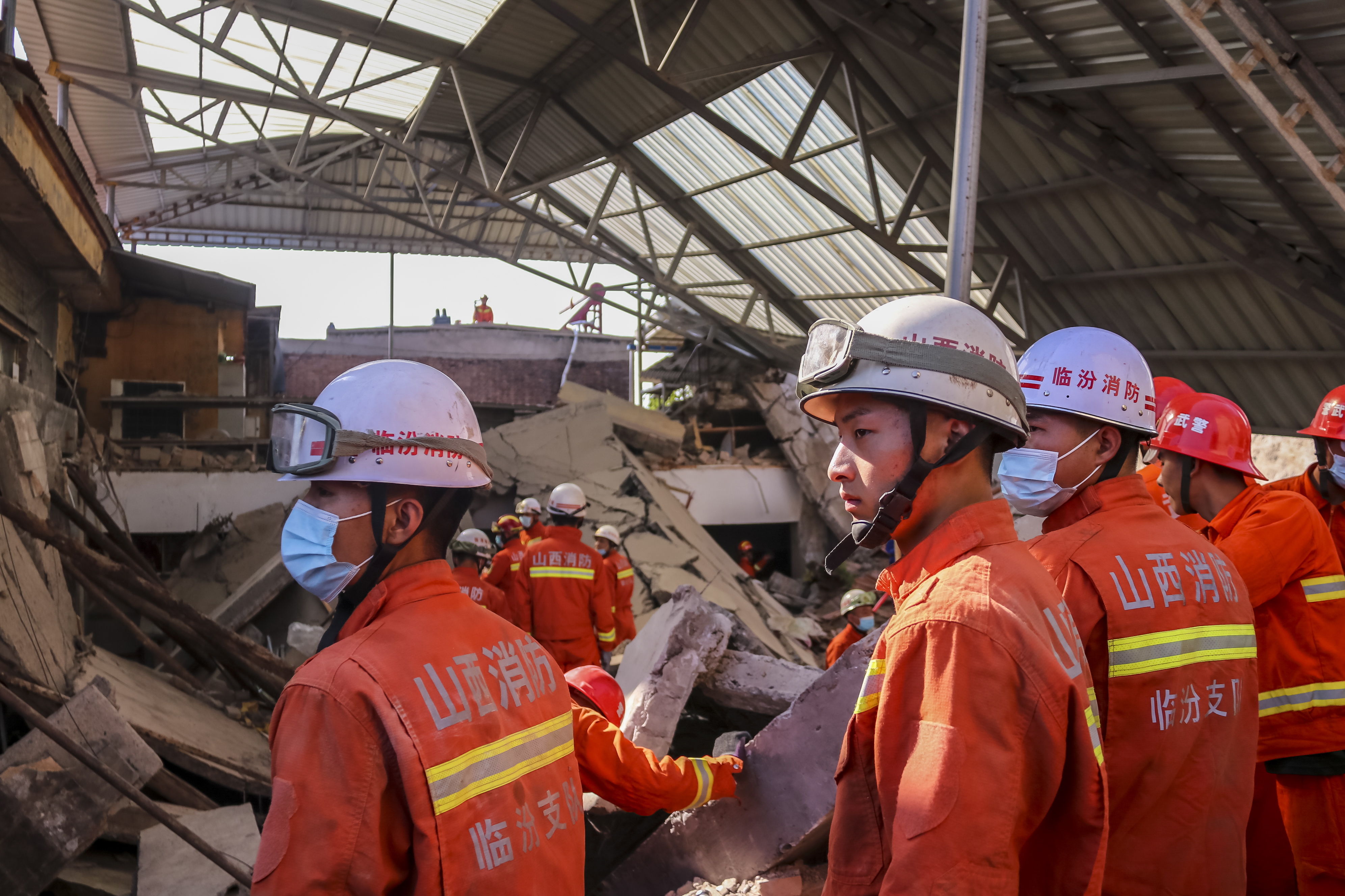 Los equipos de rescate trabajan en el sitio de un restaurante de dos pisos colapsado en el condado de Xiangfen en la provincia de Shanxi, en el norte de China, el 29 de agosto de 2020. Trece personas han sido encontradas muertas y 43 heridas mientras la investigación aún continúa. (Foto Prensa Libre: EFE)