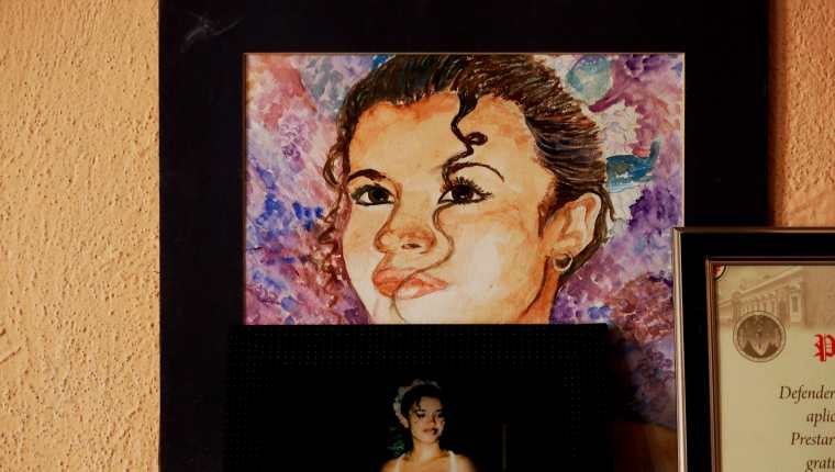 Vista de un retrato hecho a mano de la joven María Isabel Velíz Franco en casa de su mamá Rosa, el 25 de febrero de 2020. Este caso ayudó a crear la alerta Isabel - Claudina en Guatemala, un sistema que ayuda a familiares a buscar a mujeres desaparecidas. (Foto Prensa Libre: EFE)